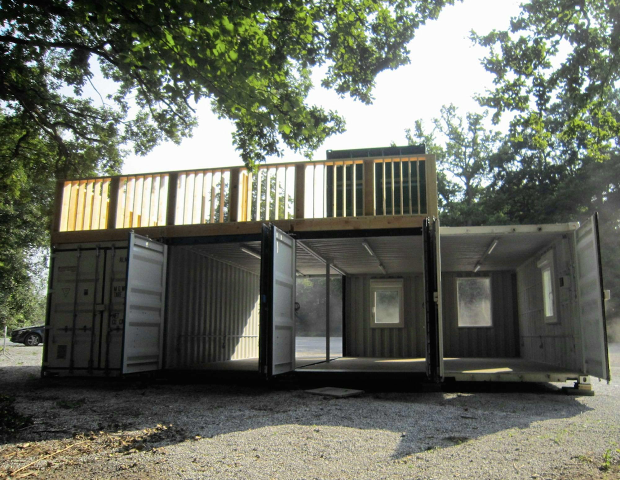 Verbundene Seecontainer mit Terrasse