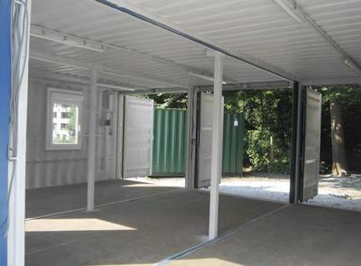 Verbundene Seecontainer mit Terrasse