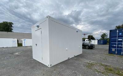 Technical container with alarm and air conditioning