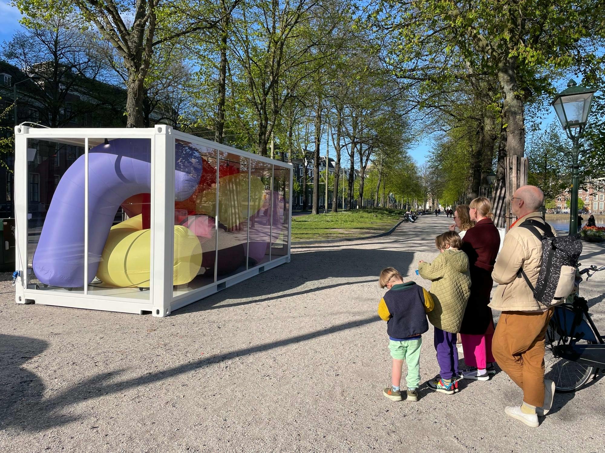Op maat gemaakte glascontainers voor tentoonstelling “With Kind Regards ...