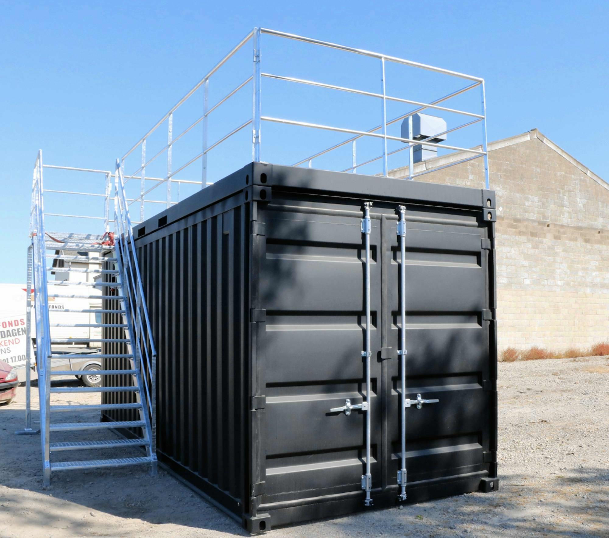 Mechanic International | 20ft open side container met terras en trap in ...