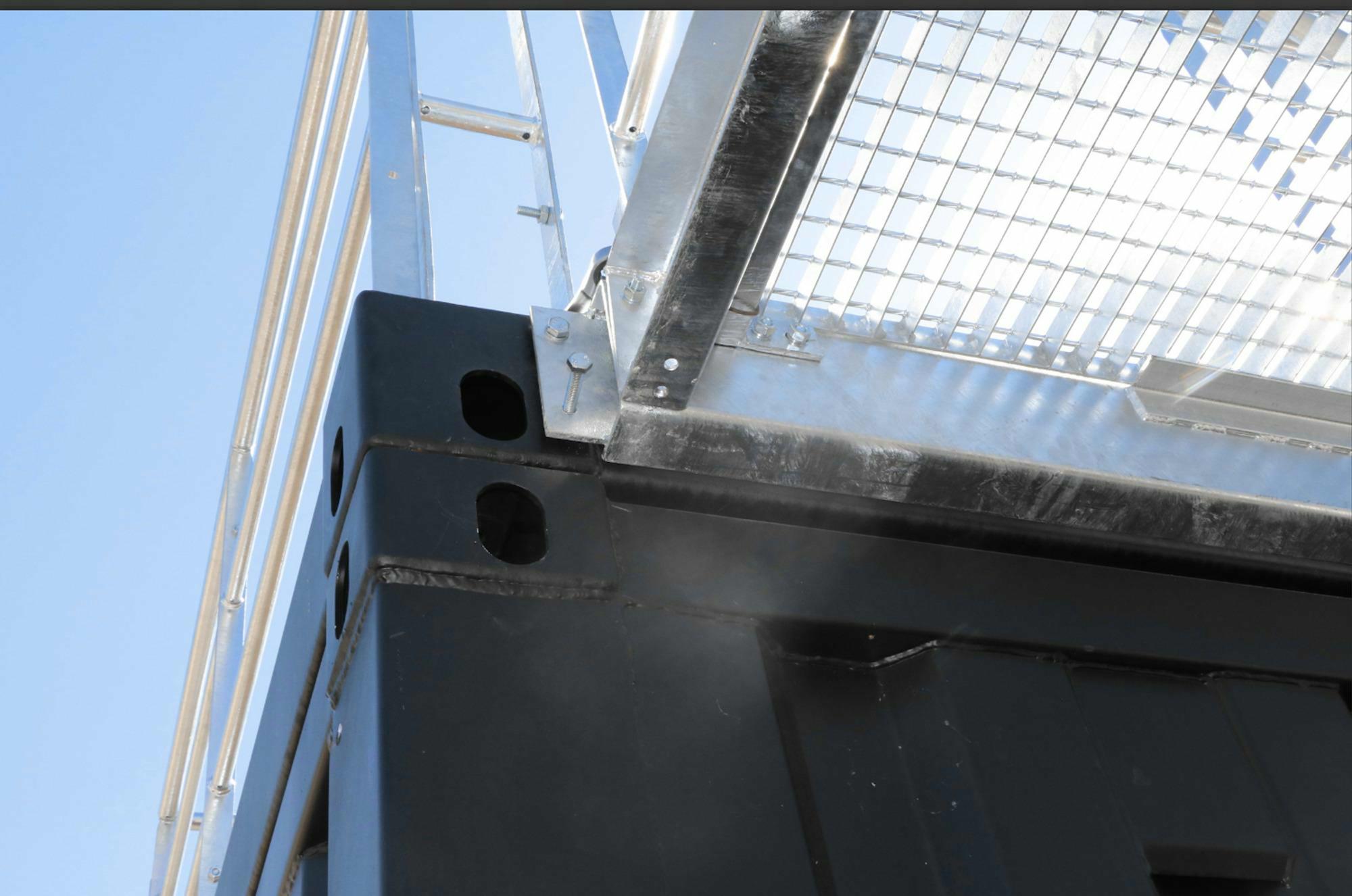 Mechanic International | 20ft open side container met terras en trap in ...