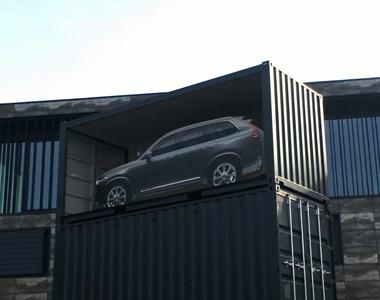 Gestapelte seecontainer mit werbung