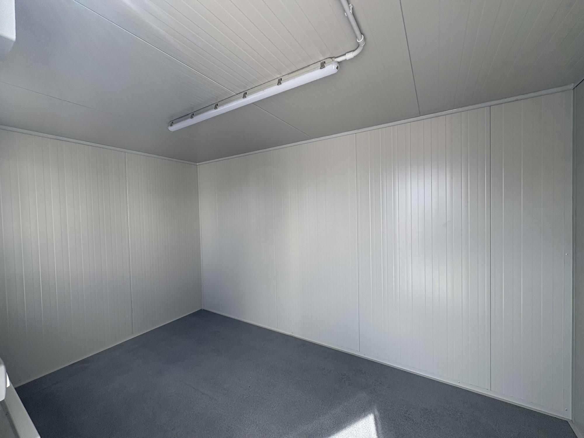 Intérieur du conteneur de chantier 4.00 x 2.40 m de Mechanic International