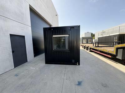 Nieuwe zwarte bureelcontainer 6.00 x 2.50 m Standard Line met één raam van Mechanic International
