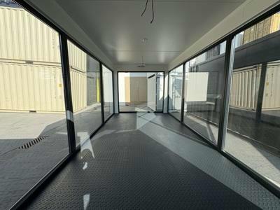 Innenraum des neuen Glascontainers (6.00 x 3.00 m) Standard Line schwarz von Mechanic International