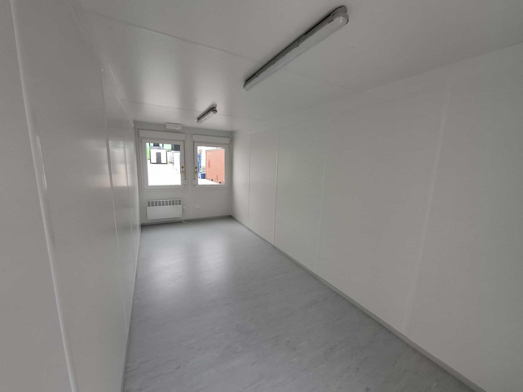 Intérieur du nouveau conteneur bureau 20FT Classic Line avec fenêtres côté court