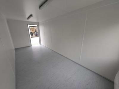 Intérieur du nouveau conteneur bureau 20FT Classic Line avec fenêtres côté court