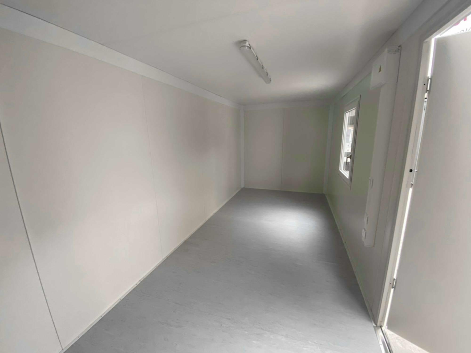 Interieur van nieuwe 20FT bureelcontainer Basic Line wit