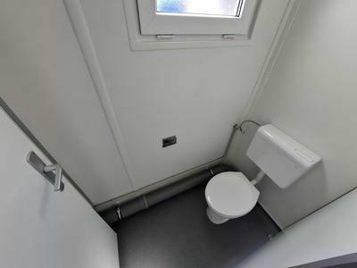 Interieur van nieuwe 10FT sanitair container Classic Line met 2 toiletten