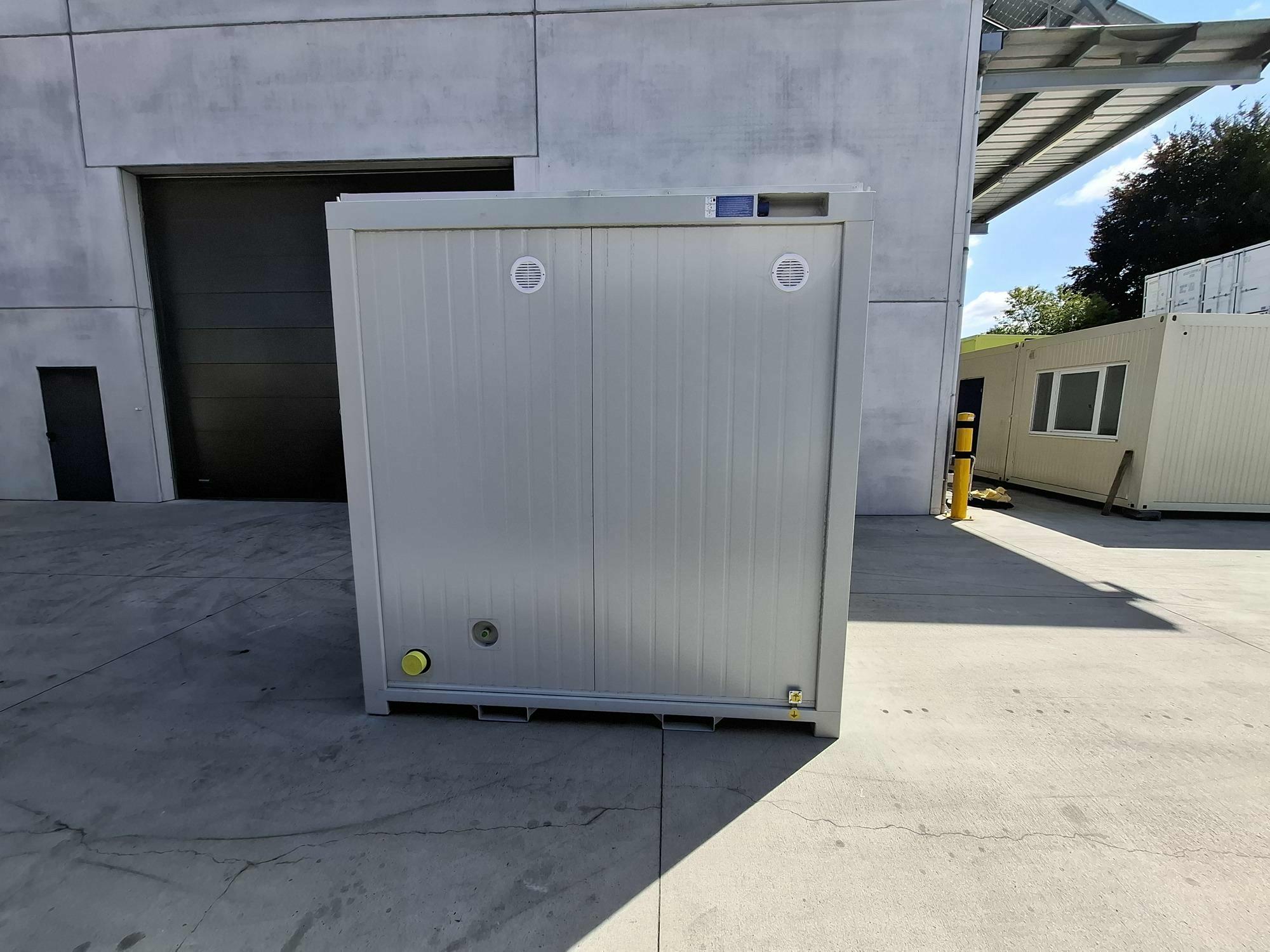 Neuer 8FT Sanitärcontainer Classic Line weiß mit 2 Toiletten von Mechanic International