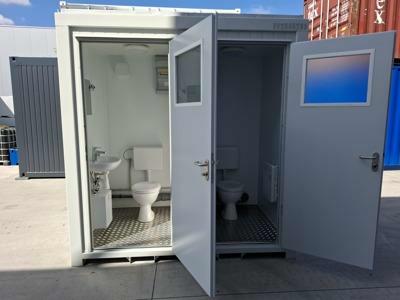 Interieur van nieuwe 8FT sanitair container Classic Line met 2 toiletten