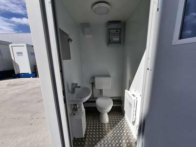 Innenraum des neuen 8FT Sanitärcontainers Classic Line mit 2 Toiletten