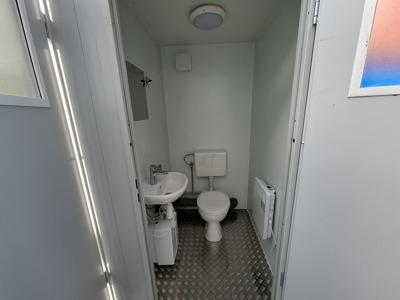 Interieur van nieuwe 8FT sanitair container Classic Line met 2 toiletten