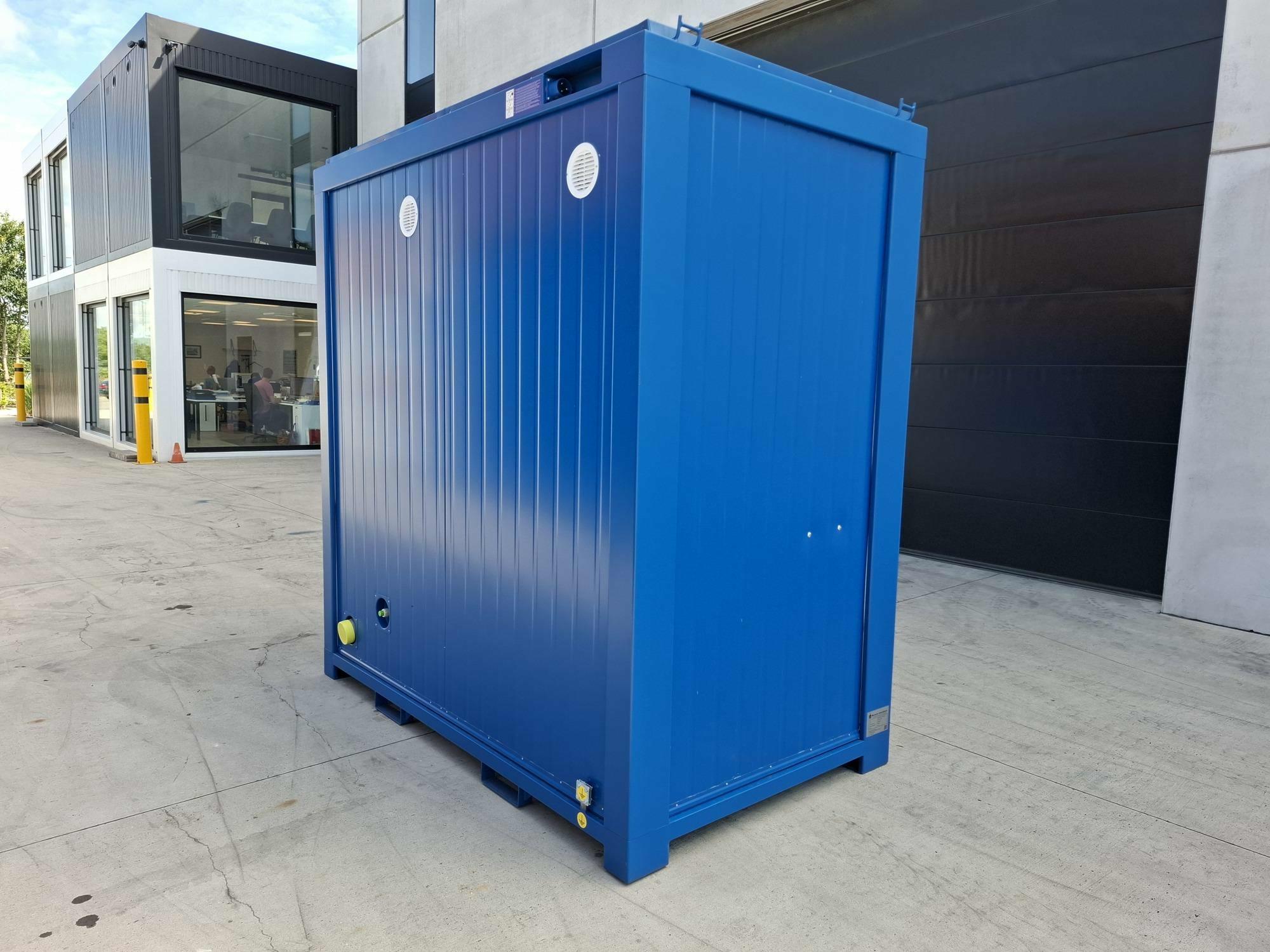 Nieuwe 8FT sanitair container Classic Line blauw met 2 toiletten van Mechanic International