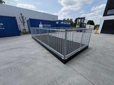 20FT terrascontainer zwart met grijze leuning van Mechanic International