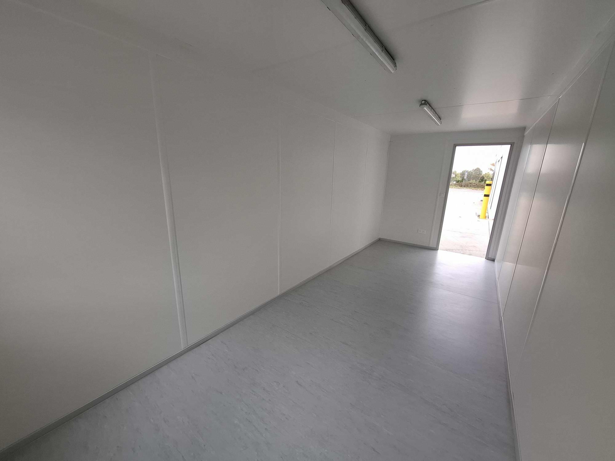 Interieur van 20ft bureelcontainer met ramen – Classic Line
