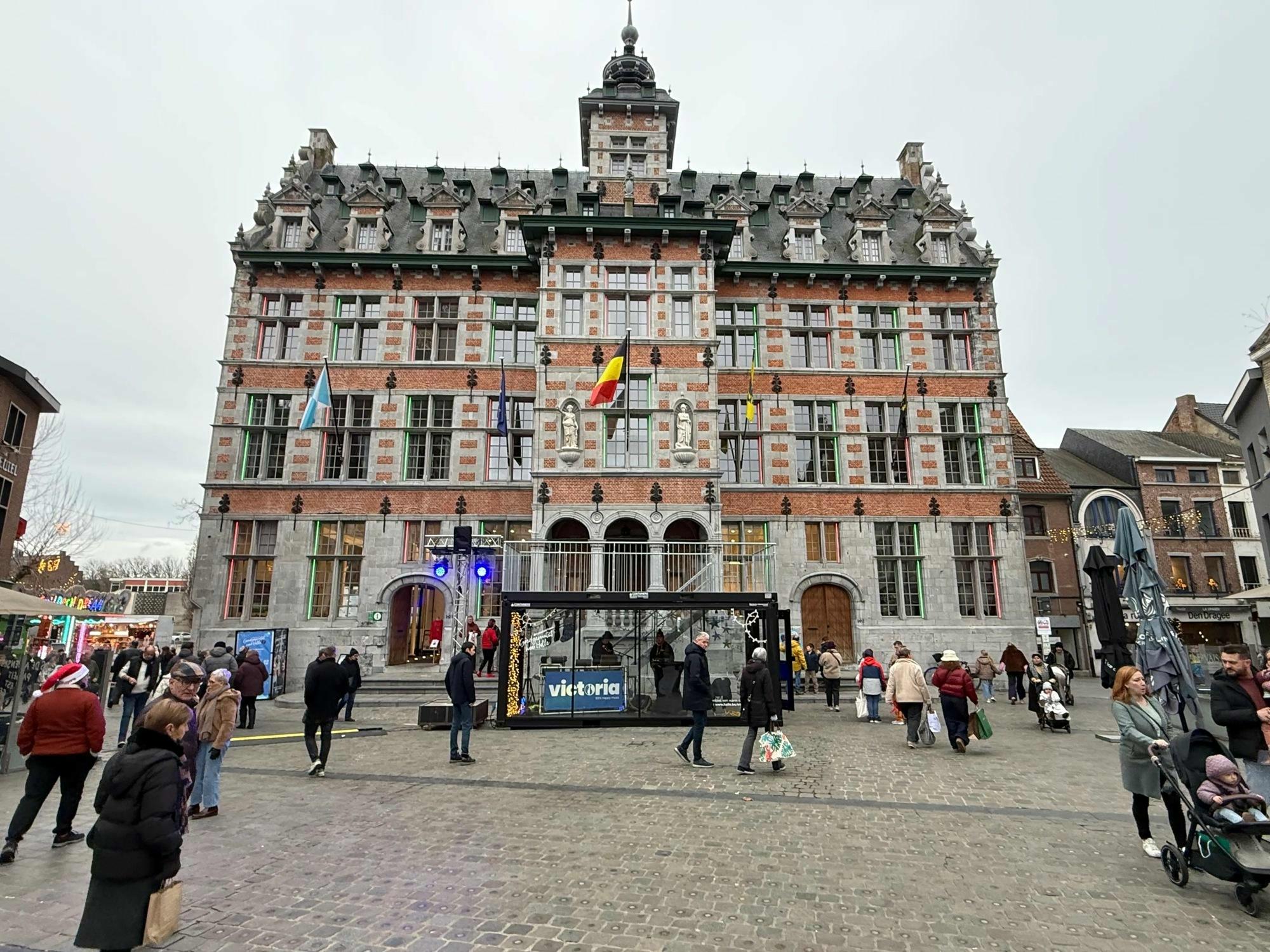 Verglaster Container met individueller Folierung auf dem Weihnachtsmarkt in Halle vor der Kulisse des historischen Rathauses.