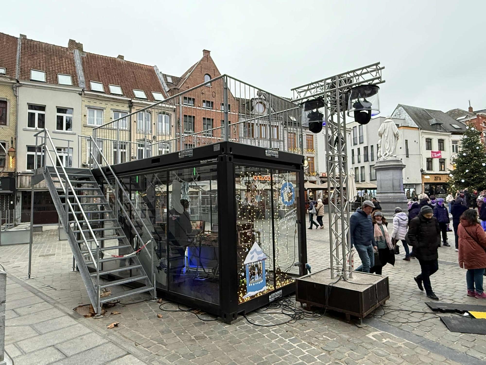 Verglaster Container met individueller Folierung auf dem Weihnachtsmarkt in Halle vor der Kulisse des historischen Rathauses.