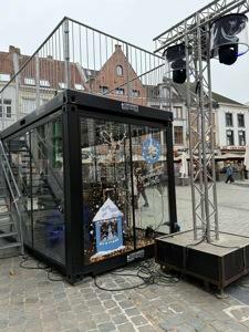 Verglaster Container met individueller Folierung auf dem Weihnachtsmarkt in Halle vor der Kulisse des historischen Rathauses.