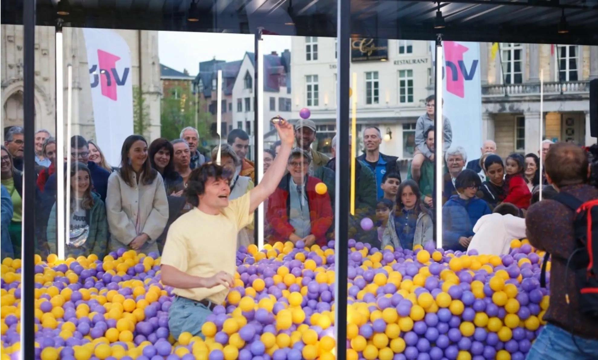 Gouden container unit van Mechanic International voor de VRT-actie "Find the Golden Egg" in Aalst.