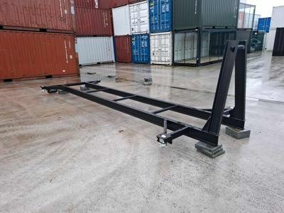 Robuuste 20ft containerslede met gecertificeerde twistlocks en stalen afzetrollen.