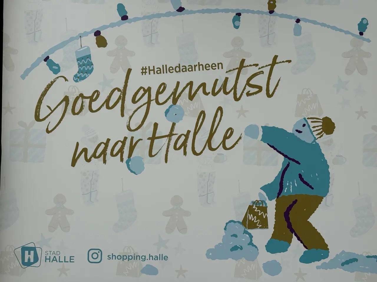 Branding eines 10Fuß showroom containers auf dem Weihnachtsmarkt in Halle, Flandern mit Blick auf das historische Rathaus.