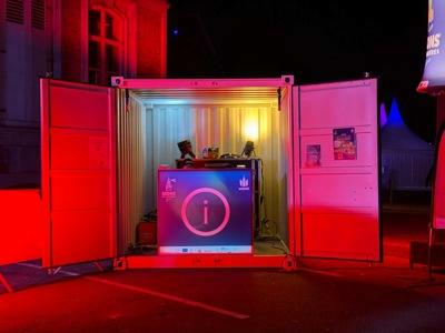 Blaue 20FT Barcontainer mit Branding für die Premiere des Schlümpfe-Films von Mechanic International.