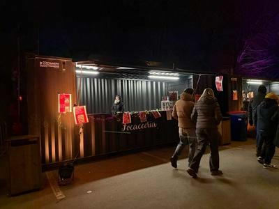Blaue 20FT Barcontainer mit Branding für die Premiere des Schlümpfe-Films von Mechanic International.