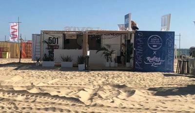 Levi's Open-Side-Container mit Dachterrasse und Treppe