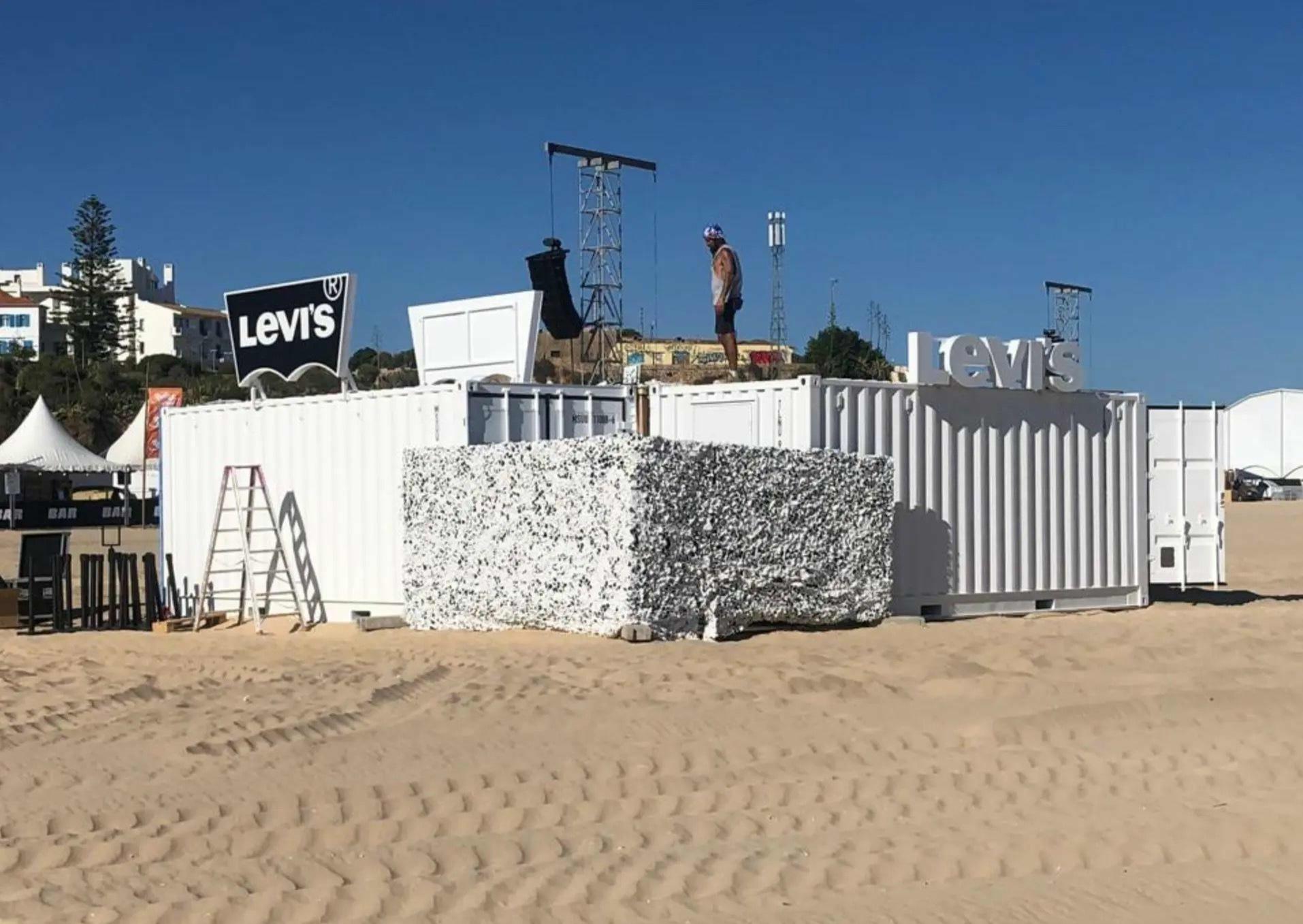 Conteneur open side Levi's avec terrasse et escalier