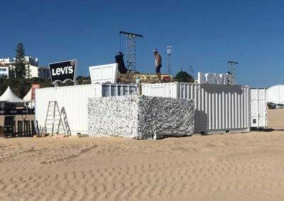 Conteneur open side Levi's avec terrasse et escalier