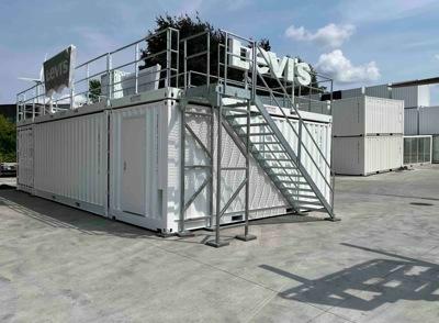 Conteneur open side Levi's avec terrasse et escalier