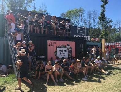 Open side container met dakterras en trap op Rock Werchter