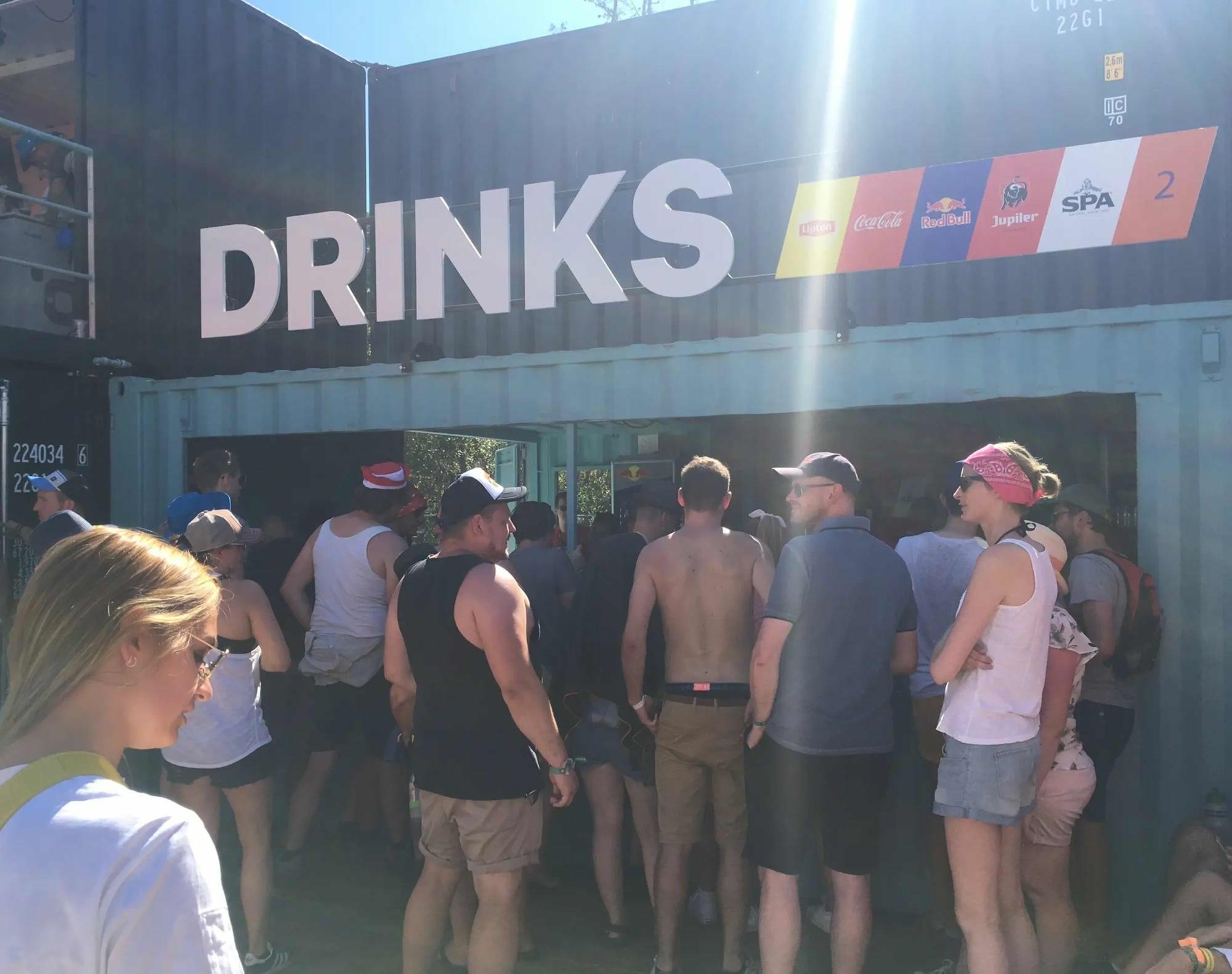 Conteneur open side avec toit-terrasse et escalier à Rock Werchter