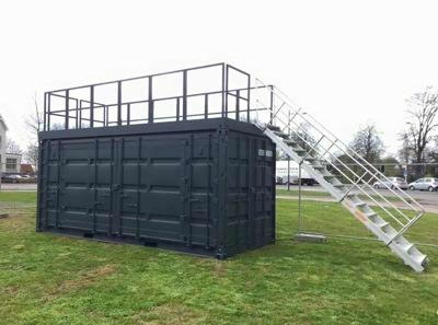 Conteneur open side avec toit-terrasse et escalier à Rock Werchter