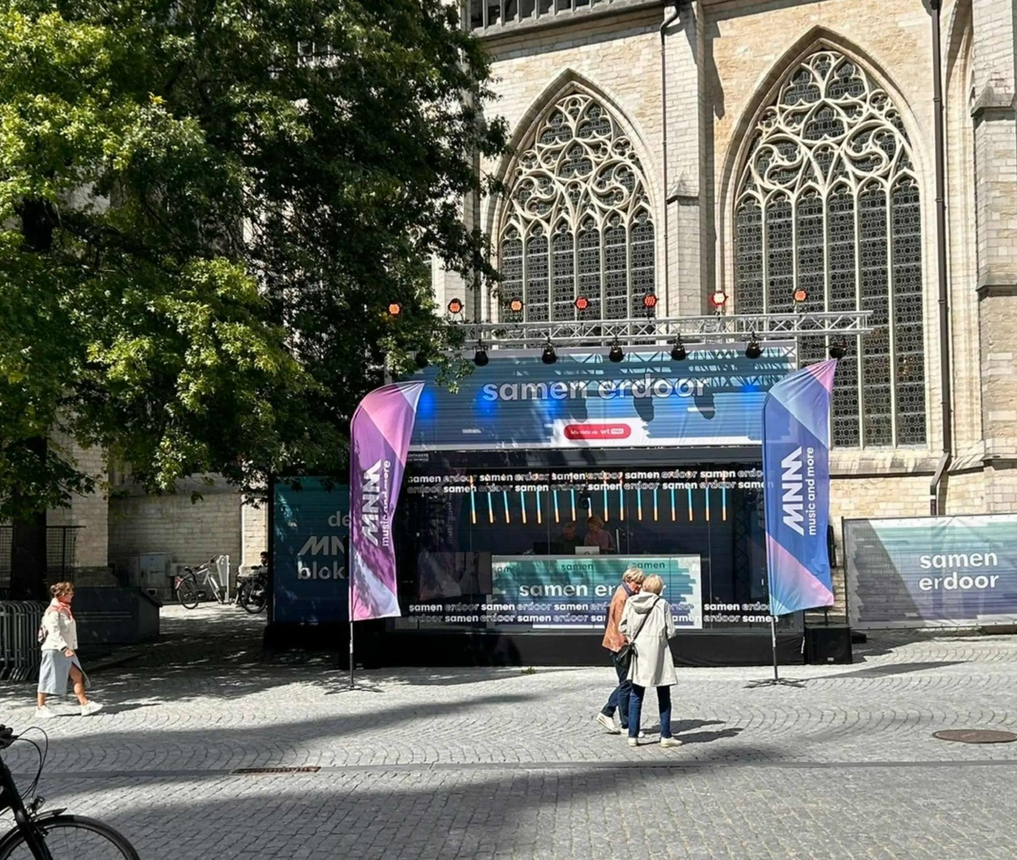 MNM radiostudio in een showroomcontainer van MI