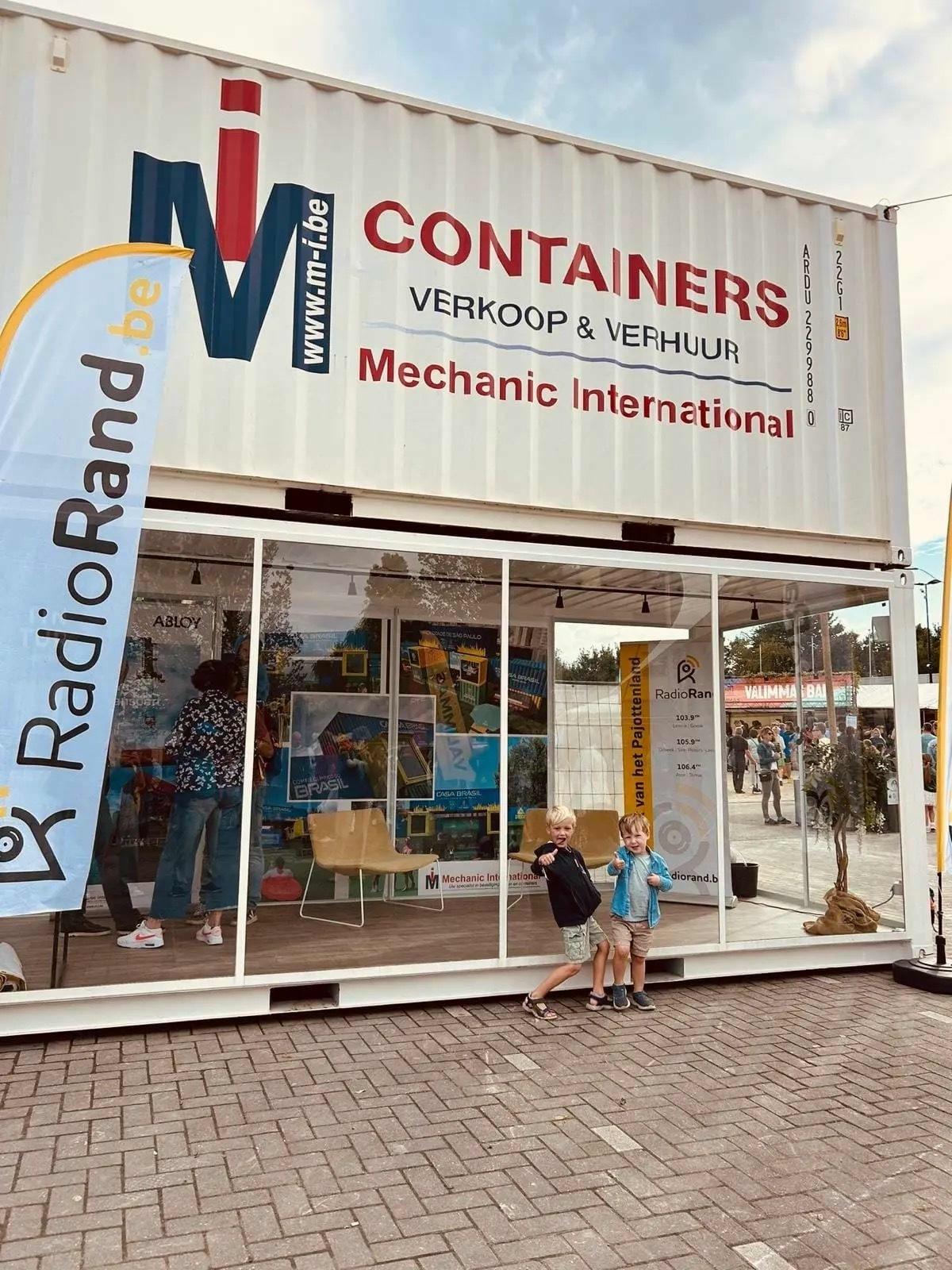 Gestapelter 20FT Seecontainer und Showroom-Container auf dem Hopduvel ...