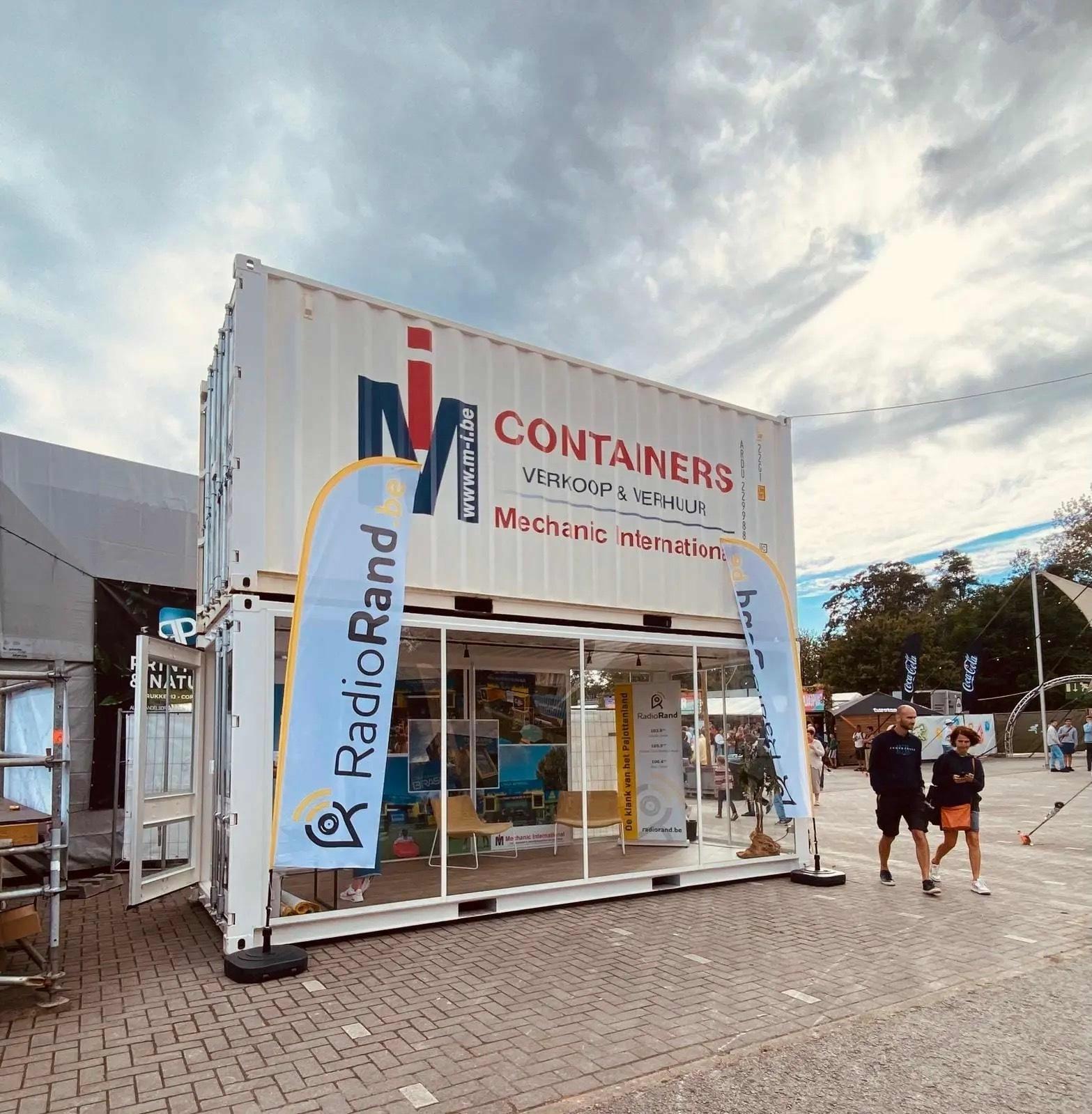 Gestapelter 20FT Seecontainer und Showroom-Container auf dem Hopduvel ...