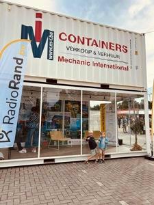 Conteneur maritime 20FT et bulle à verre sur le site du Hopduvel.