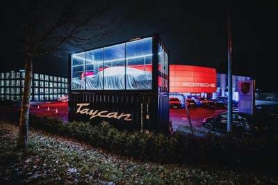 Gestapelde 20FT zeecontainer met glazen showroomcontainer voor de Porsche Taycan.