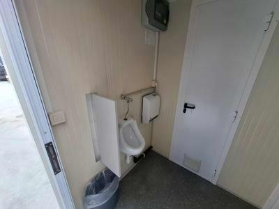 Sanitaire container 2.40x2.40m met 2 toiletten