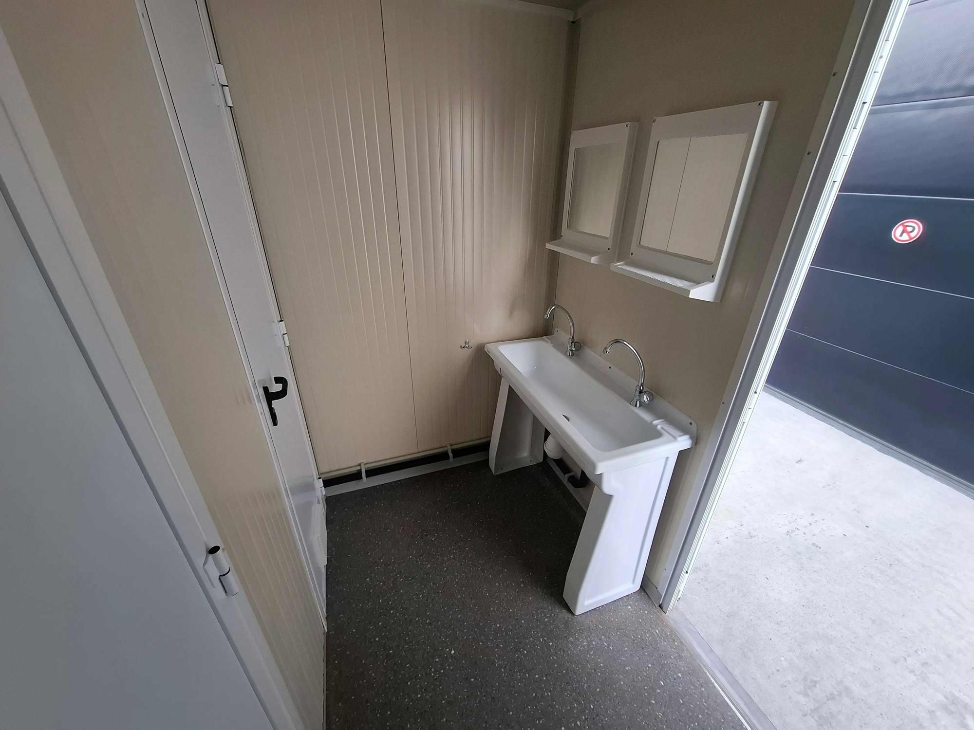 Sanitaire container 2.40x2.40m met 2 toiletten