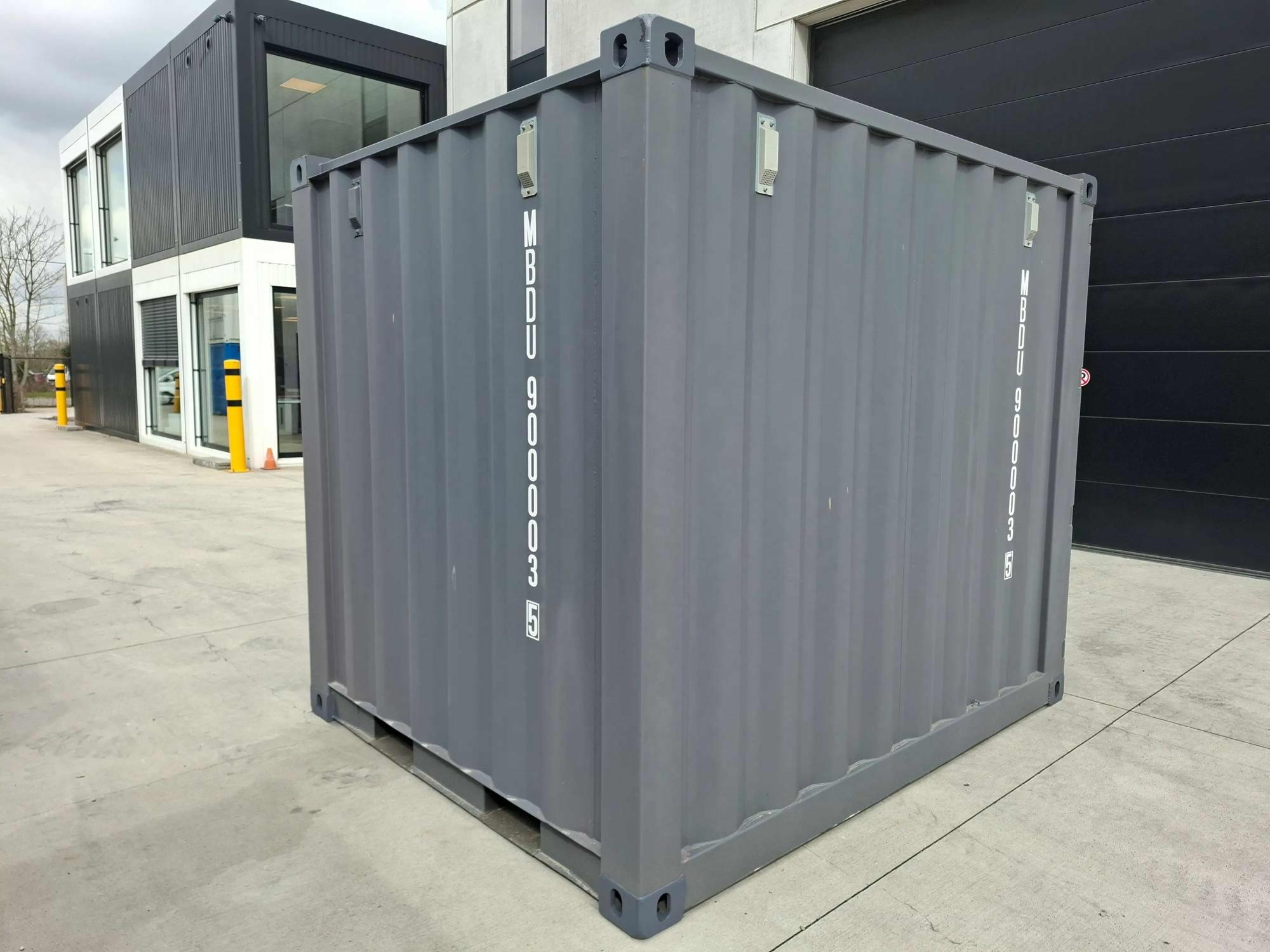 9ft zeecontainer voor opslag van Mechanic International.