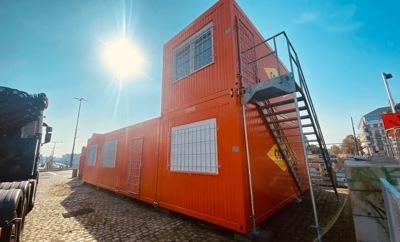 Gestapelte Bürocontainer für Colas