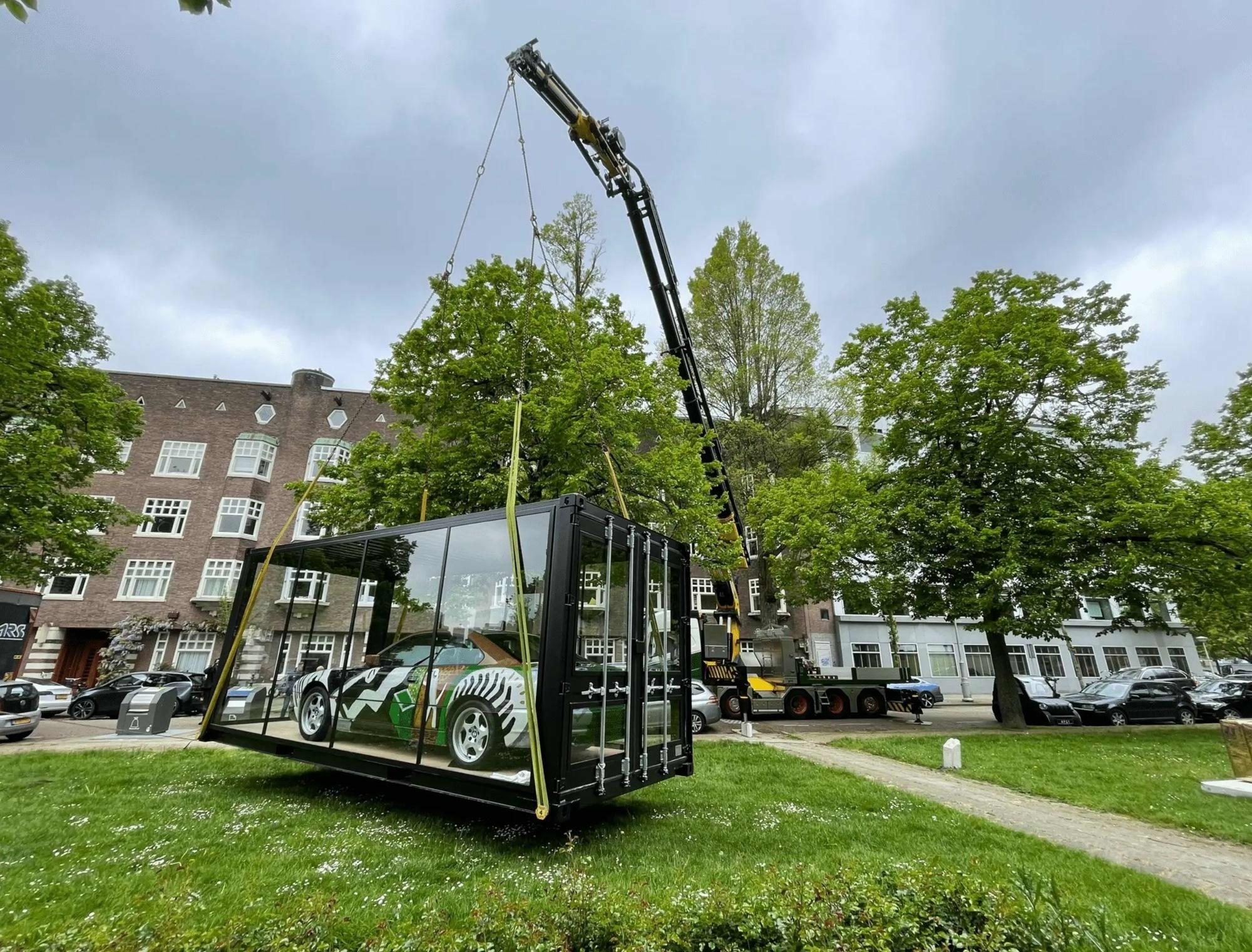 Uniek voertuig in glazen 20FT showroomcontainer van Mechanic International