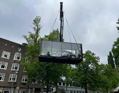 Uniek voertuig in glazen 20FT showroomcontainer van Mechanic International