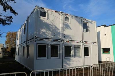Gestapelte Bürocontainer für Cuylaerts