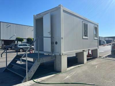Raised cashier container dispatch desk for DSV