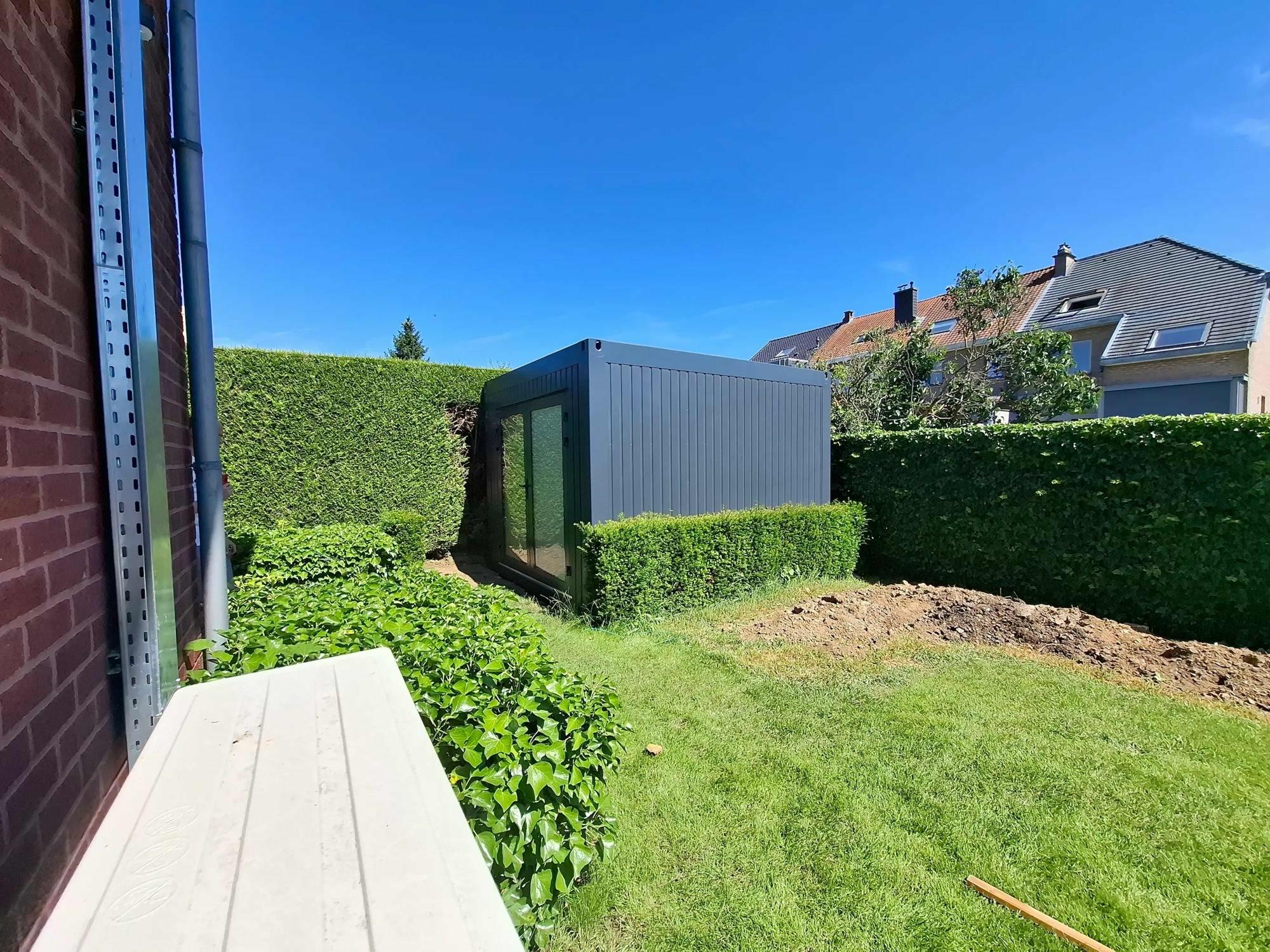 Conteneur de jardin gris anthracite par Mechanic International.
